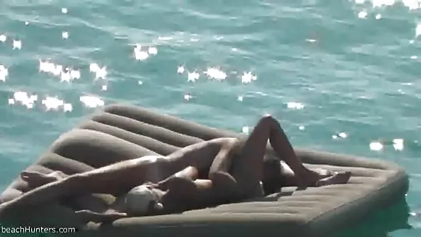 Красуня українське домашнє порно в білих панчохах ніжно мастурбує кицьку.