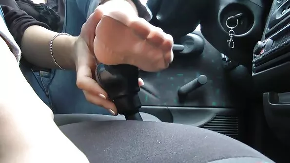 Чорновола принцеса веде автомобіль і мастурбує. порно по українське