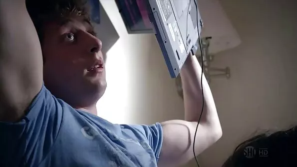 Дві пристрасні блондинки в ліжку задовольняють хлопця. українське порно онлайн