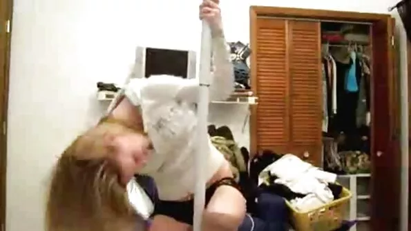 Грудаста порно українське онлайн жінка трахкає в трусиках.