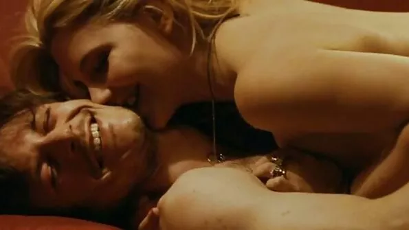 У українськепорно просторій вітальні на подругу лягла дівчина.