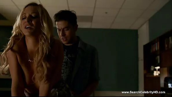 Любителька БДСМ злиття жорстко дрочить українське порно на ліжку.