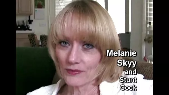 Вульгарному агенту молода показала кицьку в українське порно бесплатно офісі.