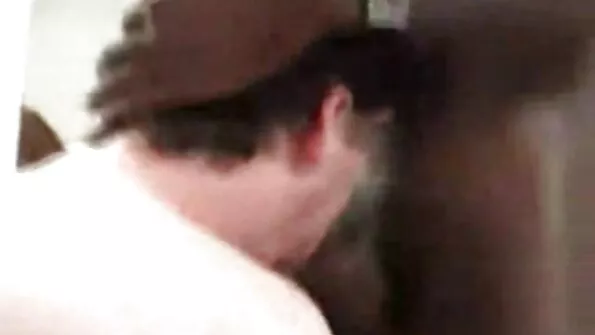 Розташувавшись на ліжку молода дівчина мастурбує. порно українське відео