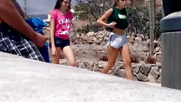 Блондинна шалава дає кожному порно по українські і не соромиться.