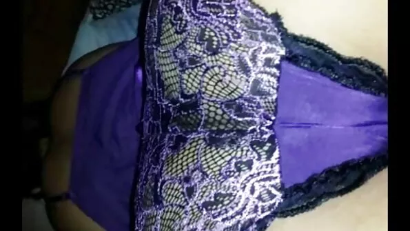 Довгонога блондинка трахкає з секс по українське хлопцями в масках.