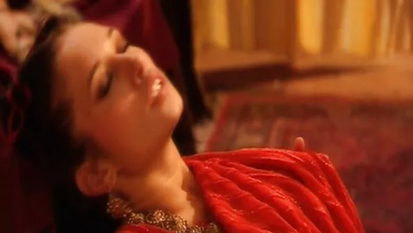 Підступний порно в українському селі сусід розділив із подругами секс.