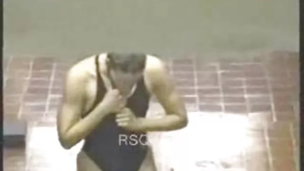 Міцні хлопці розписали українськепорно білявку в панчохах