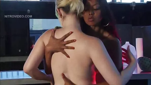 На одному дивані опинилися порно відео українське два члени в білявці