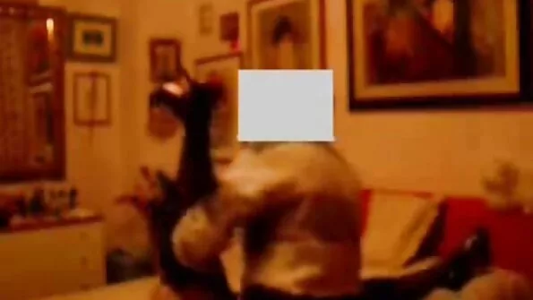 Хлопці з однією теличкою непристойно трахнули в роздягальні. українські порно фільми