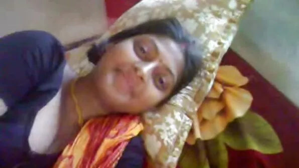 Симпатична бестія задовольняє два пеніси. українське домашнє порно