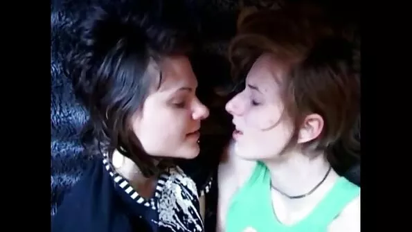 Жінка в халаті сує українське порно фільми руку в пизду товстої пацієнтки.