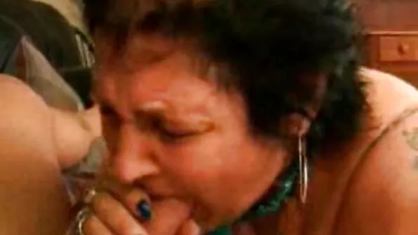 Молоденька лесбіянка пестить пизду подружки. українське порно видео