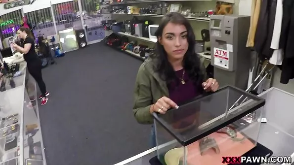 Дрічка пізди українське порно відео вібратором супроводжується важкими стогонами.