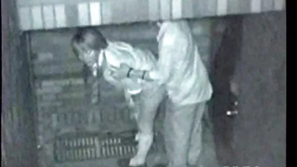 Перебуваючи в душі чикса тицяє українське порно онлайн самотиком у кицьку.