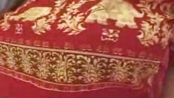 Міцний українське домашне порно чоловік грає з молодими темноволосими сучками.