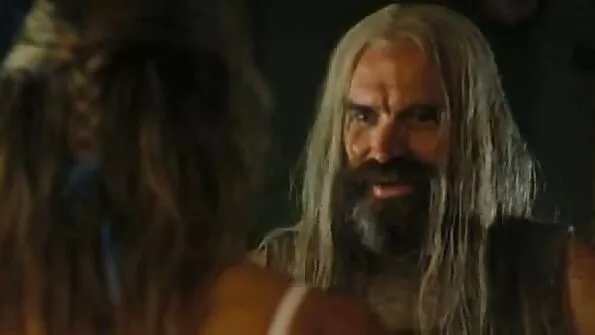 Хлопець з великим причиндалом одночасно трахкає українське порно відео дочку та матір.