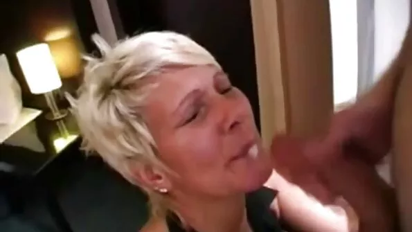 Хлопці та дівчата влаштували шоколадний український секс траходром.