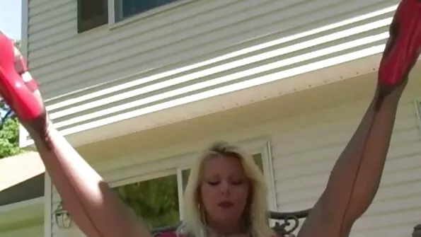 Подруг задовольняють великим порно відео українське хуем і доводять їх до краю.