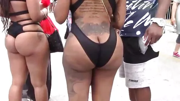 Трусять попами, вимазаними олією, український порно чат на члені домовласника.