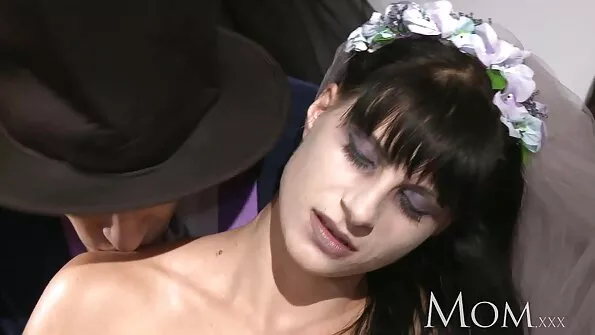 Деваха скаче на фалоімітатор українські порно фільми і отримує захмарний кайф.