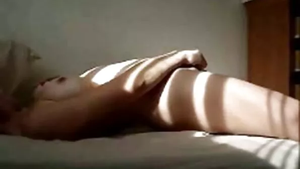 Романтичні партнери влаштували траходром український секс на підлозі