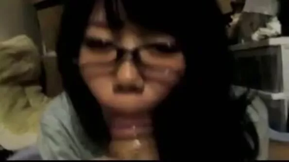 Відвертий український секс секс дівчат зі страпоном стався у вітальні.