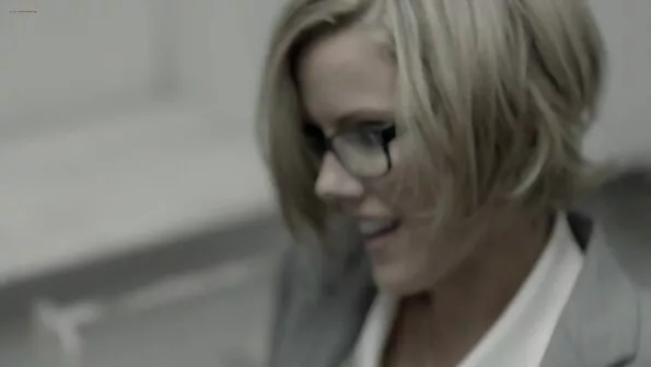 Дівчина стає раком смотреть українське порно і тицяє вібратор у пілотку.