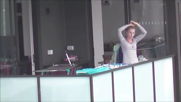 Молодий пустун зняв українське порно безкоштовно нудистський пляж на камеру.