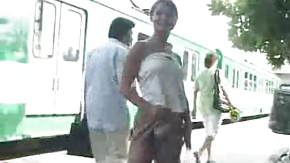 Сексуальна українське домашнє порно молодка показує писю крупним планом.