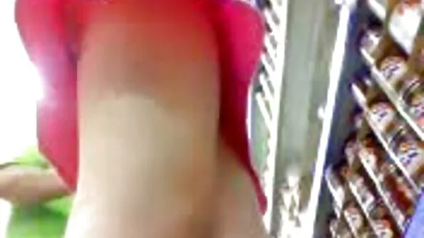 Біля великого дзеркала українські дівчата порно сидить блондинка з пальцями в кицьку.