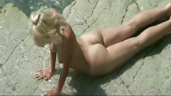 Доглянута блондинка українські дівчата порно підбривае свою кицьку.