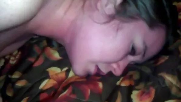 Чувак насолоджується нею і трахкає українське порно фільми лесбіянок у салоні краси.