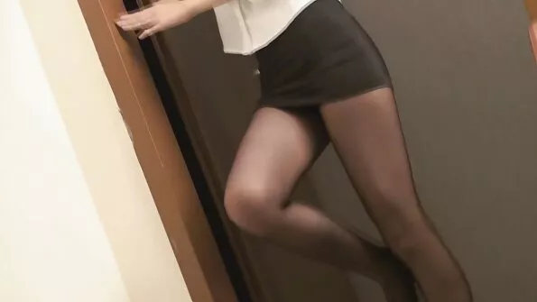 Гаряча український секс онлайн наїзниця скаче зверху на члені чергового коханця.