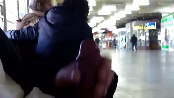 Своїм м'ясистим фалосом ебет блонду та український секс брюнетку.