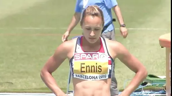 Жінка сильно старається і ублажає на український секс дивані лесбушку.