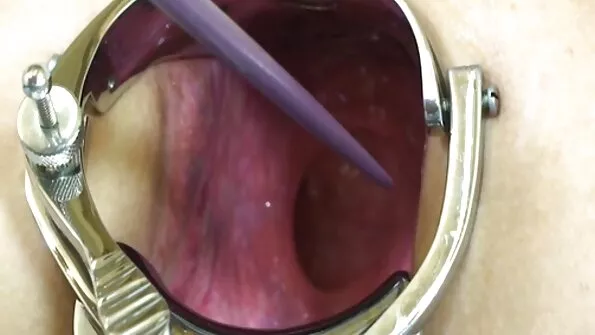 Дуже українське домашнє порно ніжно дівчина погладила подрузі кицьку.