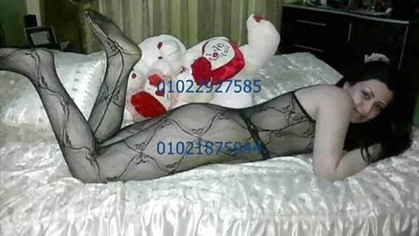 Трохи хтива теличка показує кицьку українське домашнє порно хлопцю.