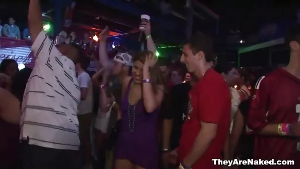 Чоловіки зараз натовпом трахкають дівчат украінськепорно у кицьки.