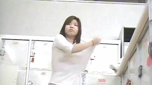 Не сором'язливу порно відео українське дівчину від'їбали в три дірки.