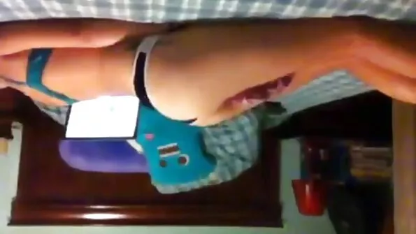 Шалавку в чорній сукні домашнє українське порно чуваки ебут у два хуя.