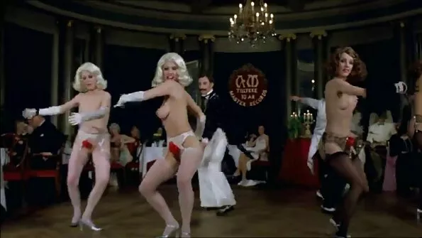 Лисий качок поставив раком дамочку українські порнофільми і засадив їй на повну.