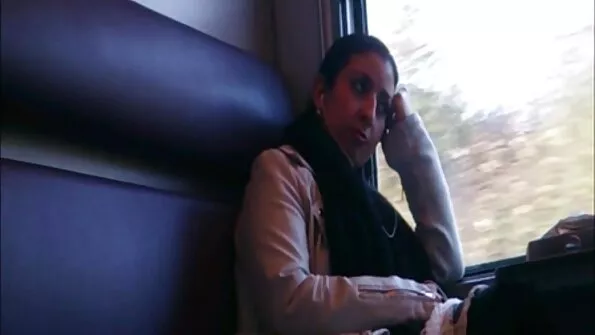 Мокрою кицькою українське порно фільми влаштувалася брюнетка у футболці на члені.