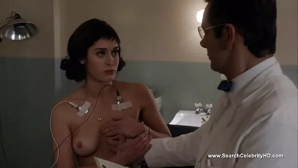 Досвідчений бос українське домашне порно наполегливо трахкає блондинку.