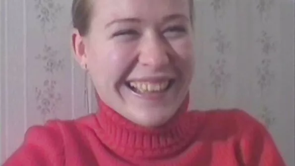 Світловолоса телиця порно по українські сідає на кукан коханця пілоткою.