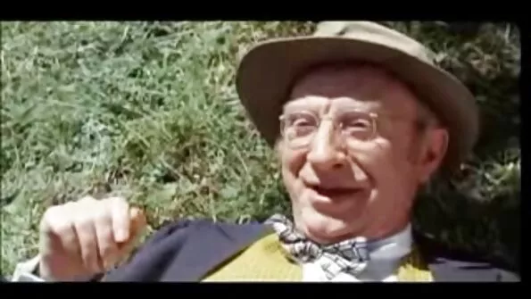 Мастурбує кицьку вібратором українське порно відео розкинувши убік ноги.