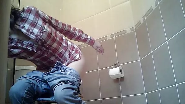 Переглядаючи еротичні ролики чика трахнула з українські дівчата секс самотиком.