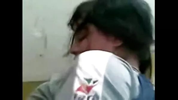 Дівчина в панчохах з кількома членами знаходить спільну мову. український секс