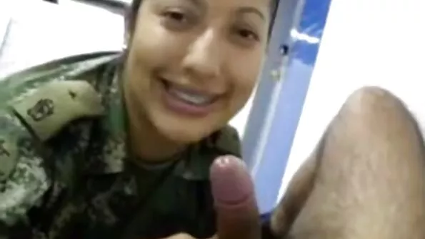 Мажорні типи украінське порно онлайн студентку виїбали натовпом у кімнаті.