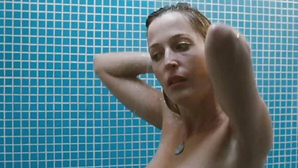 Чувак впевнено довбає писю подруги і фарширує вершками українське порно тричі.